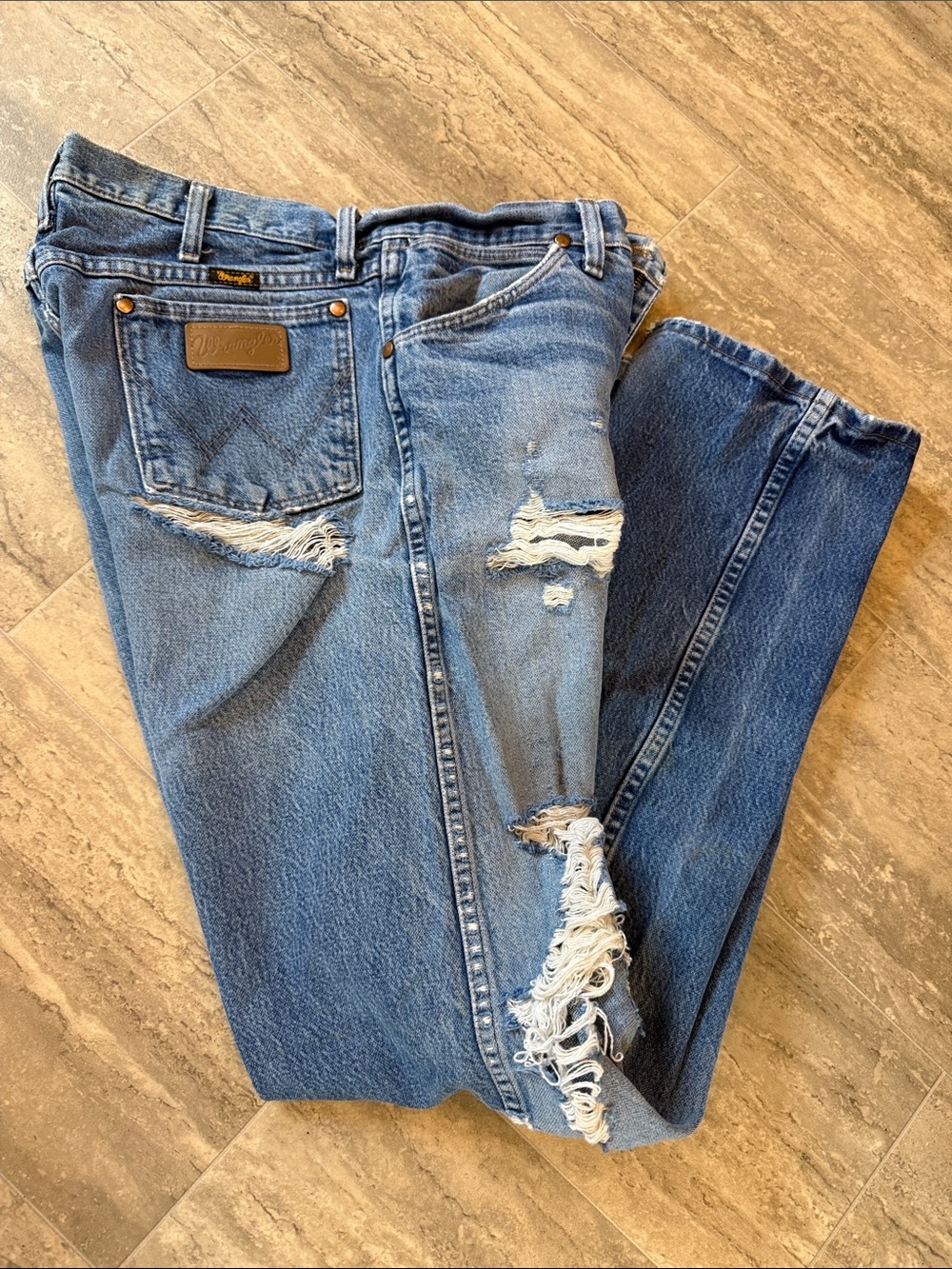 Wrangler Men's Light Blue Destroyed Relaxed Jeans size 34x34
